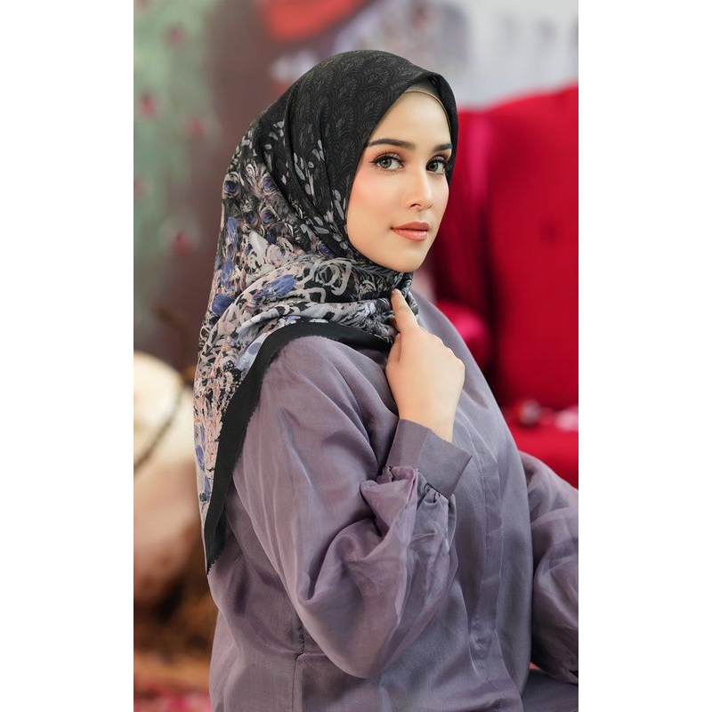 Buttonscarves Ederra Black