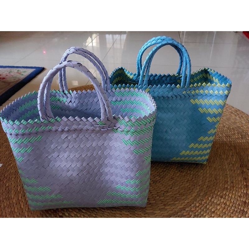 

Tas Bakul Anyam Lurik L ukuran 30 x 15 x 28 cm