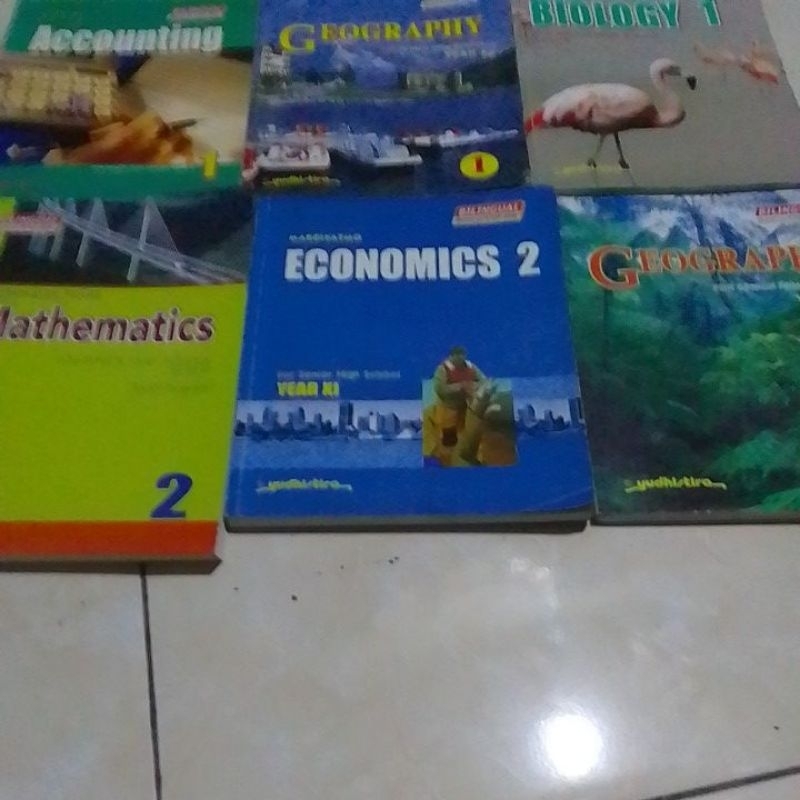 Buku pelajaran BILINGUAL Biology  Geography Accounting ECONOMICS  Mathematics untuk kls 1 & 2 SMA / 