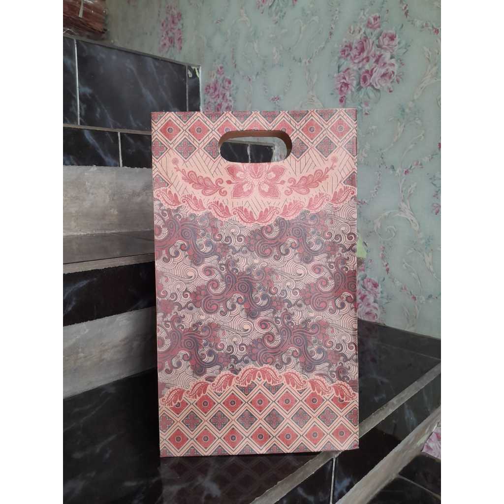 

paperbag batik ukuran 20x30x9cm ( min 1 lusin)