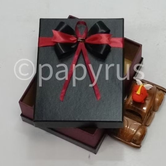 

PAPYRUS Sandwich 15x20 Tinggi 8cm Kotak Kado Gift Box Pita B
