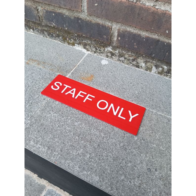 signage akrilik / STAFF ONLY / Merah