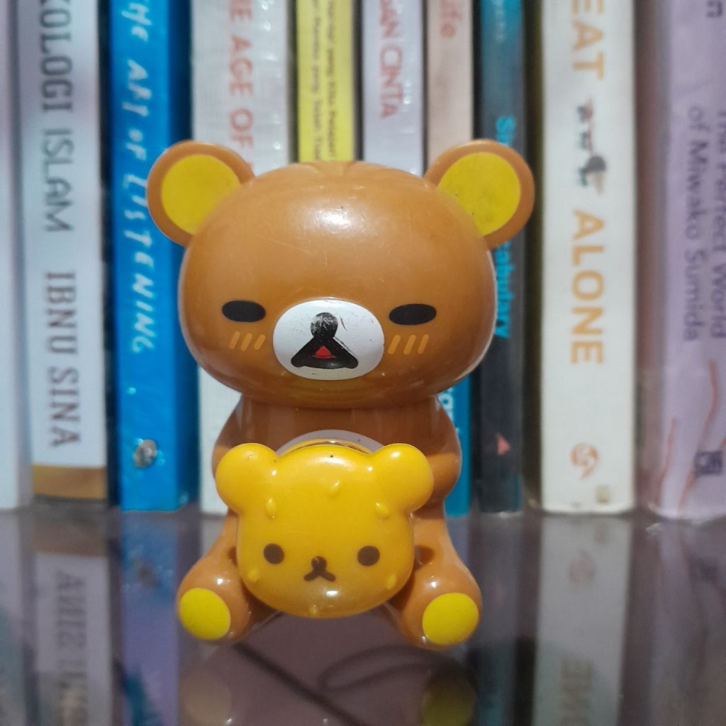 Figure Mainan Rilakkuma Plastik McD Beruang Coklat Makan Burger