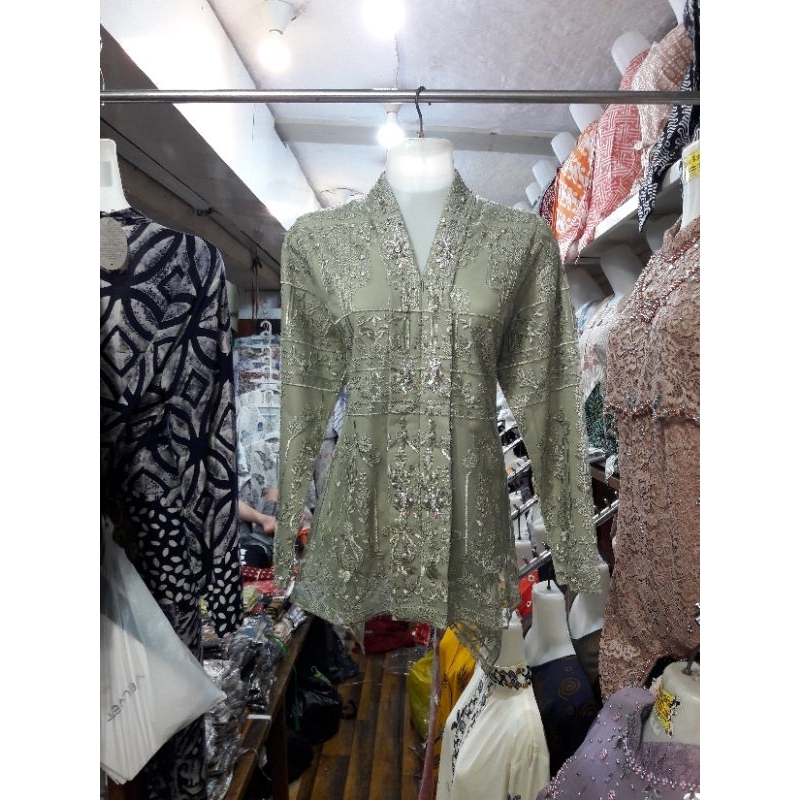 kebaya wisuda modern broklat corneli plus payet warna hijau sage