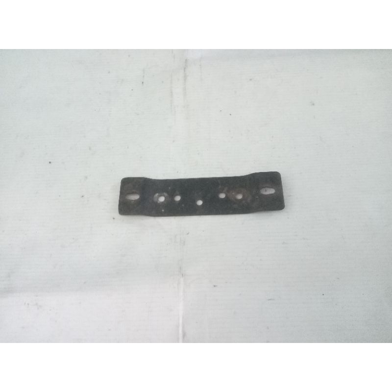 Breket Bracket Pangkon Dudukan Plat Nomor Belakang Suzuki Crystal Original Seken Copotan