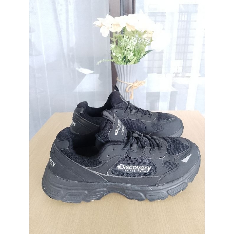Sepatu Second Branded Discovery Expedition Hitam Size 41.Sneakers pria & wanita
