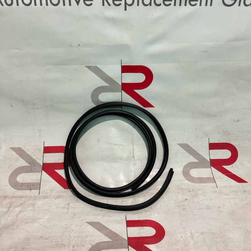 KARET KACA DEPAN FORTUNER 2005 - 2015