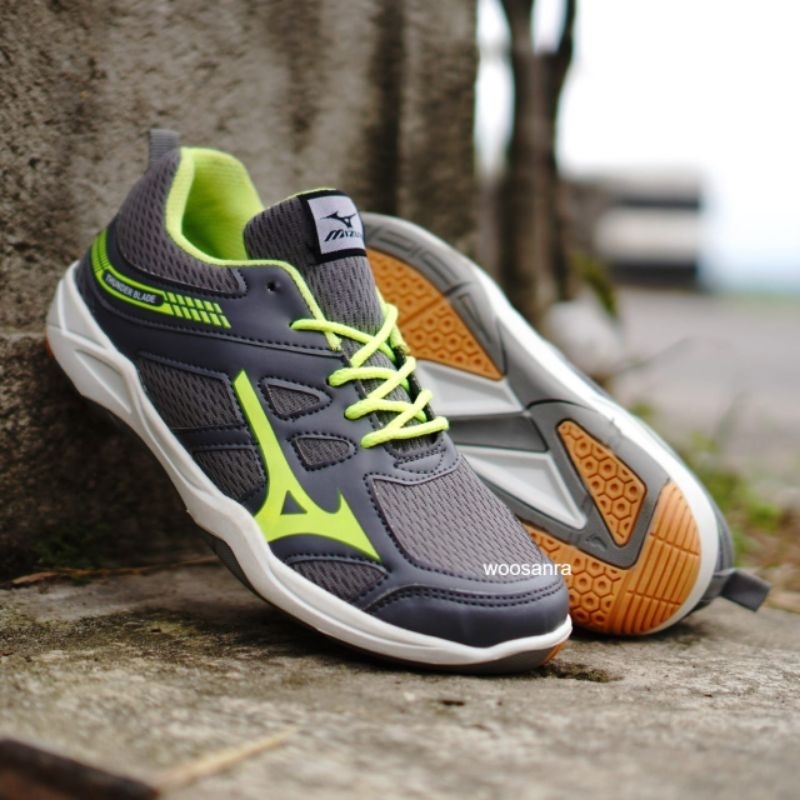 sepatu badminton ,sepatu volly,sepatu olahraga sepatu cowok cewek
