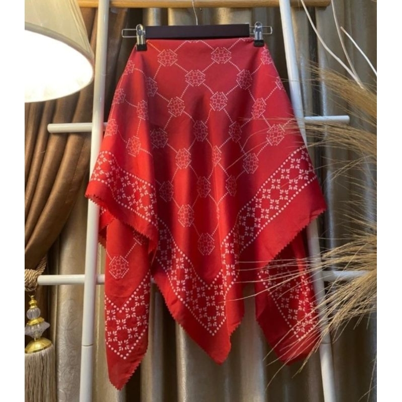 HIJAB SEGI EMPAT VOAL MOTIF LUNN MERAH
