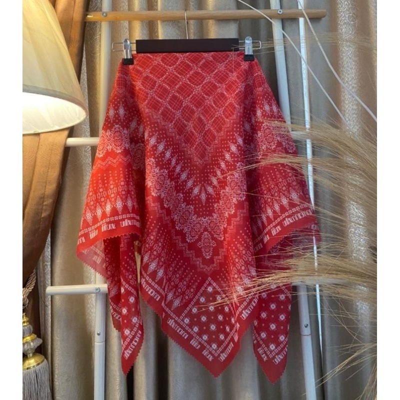 HIJAB SEGI EMPAT VOAL MOTIF AKSARA MERAH