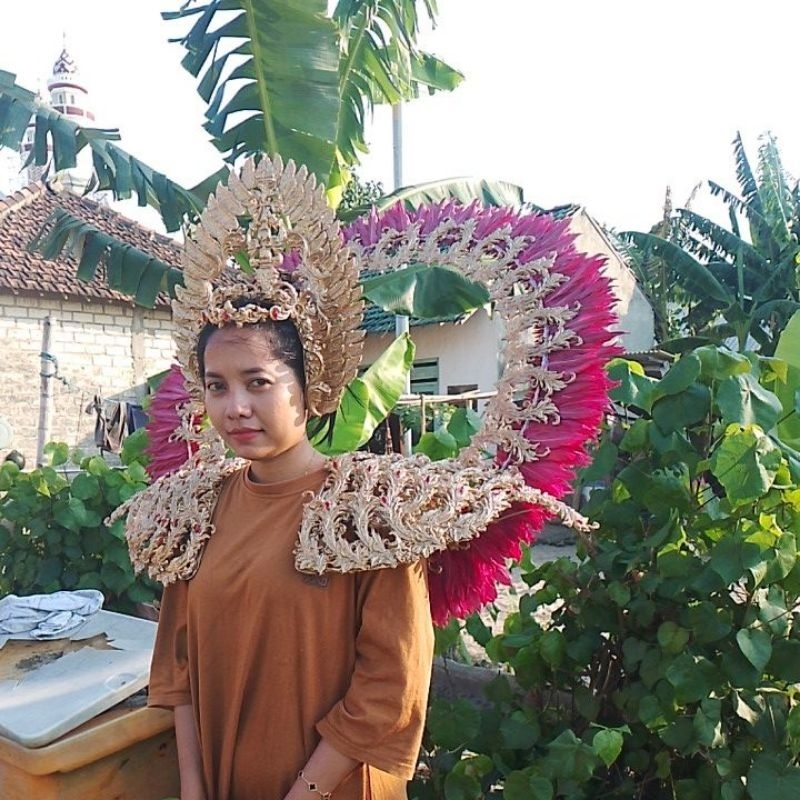 mahkota dan sayap maskot karnival