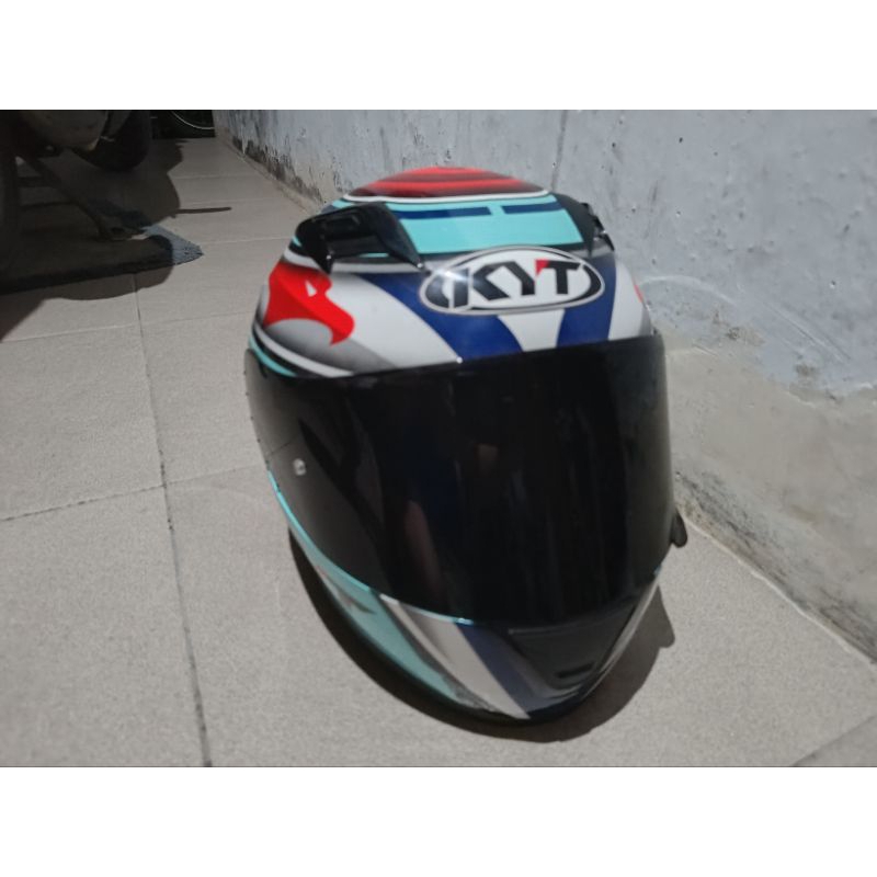 Helm KYT R10 bekas