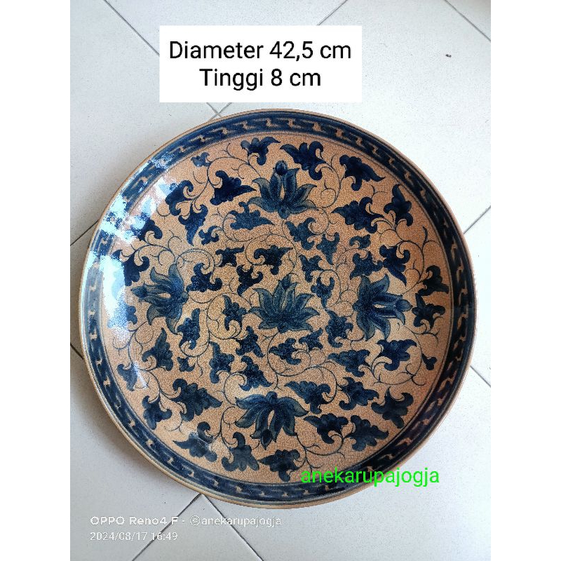 piring keramik lukis gambar bunga biru di buat seperti antik kuno untuk dekorasi hiasan dinding