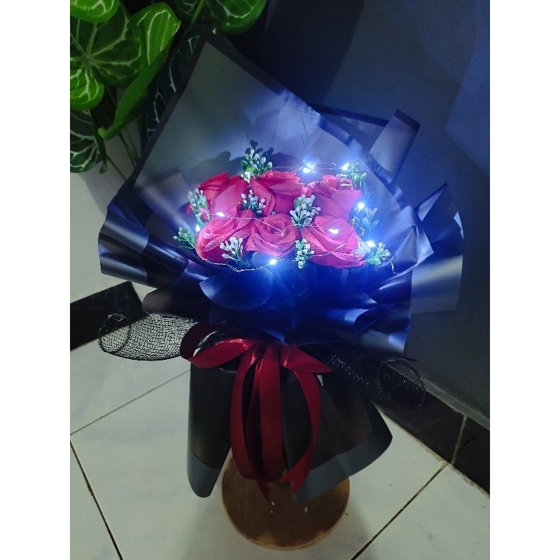 BUKET BUNGA LED HITAM-BUKET WISUDA MAWAR MERAH 6 tangkai mirip asli