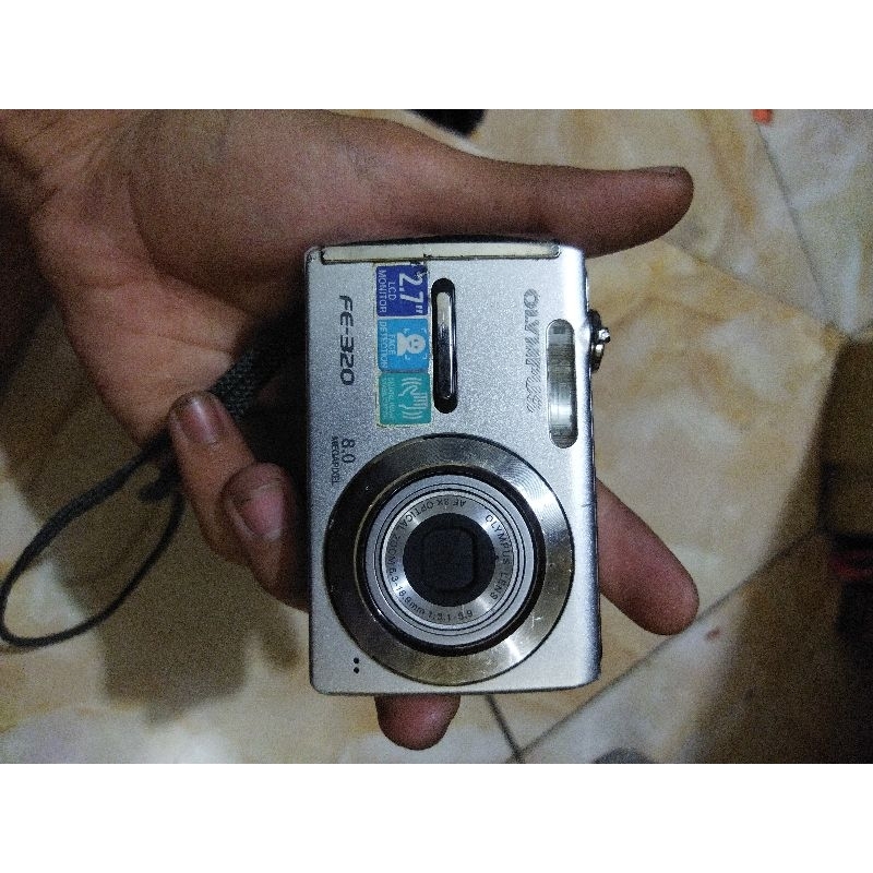 OLYMPUS FE-320 minus
