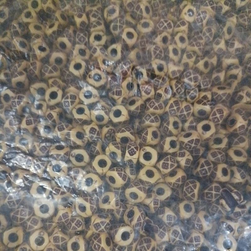 Monte bentuk dadu warna kayu