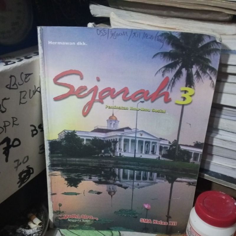 BUKU SEJARAH PEMINATAN ILMU -ILMU SOSIAL UNTUK SMA KELAS XII/12/3 REVISI K13 PENERBIT YUDISTIRA