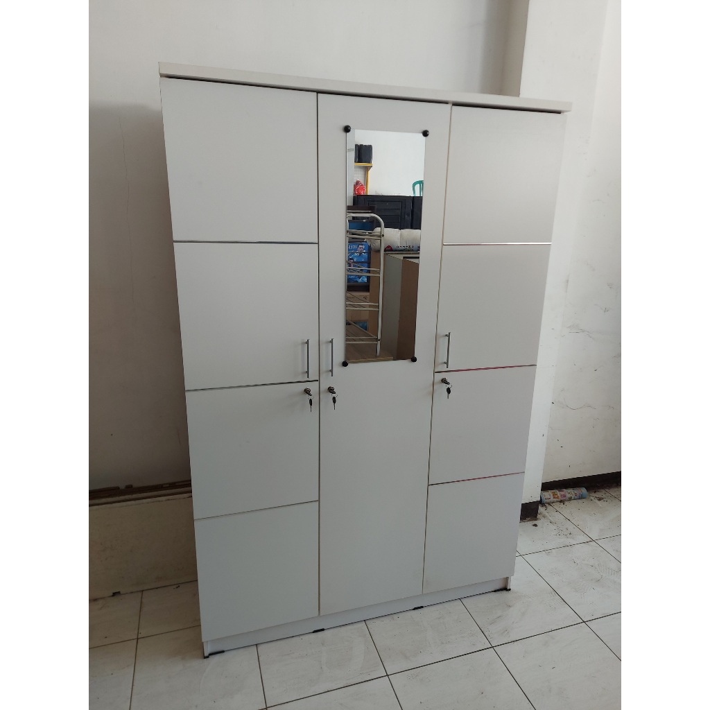 Lemari Pakaian Kayu 3 Pintu