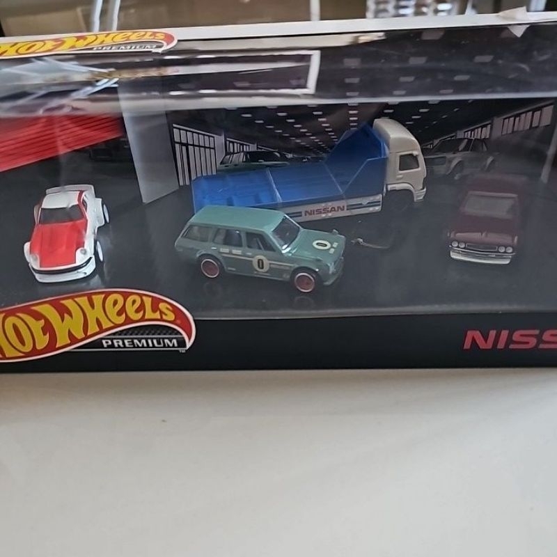 one set HOT WHEELS PREMIUM NISSAN