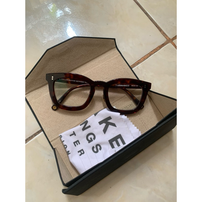 kacamata saturdays makna