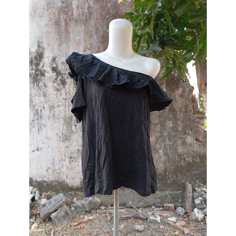 KAOS HITAM SABRINA ASIMETRIS