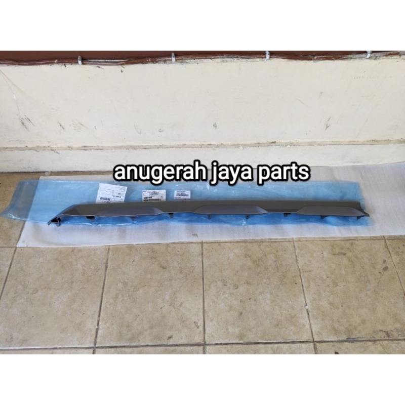 Spoiler Moulding Bumper Belakang Avanza Veloz 2022 Original