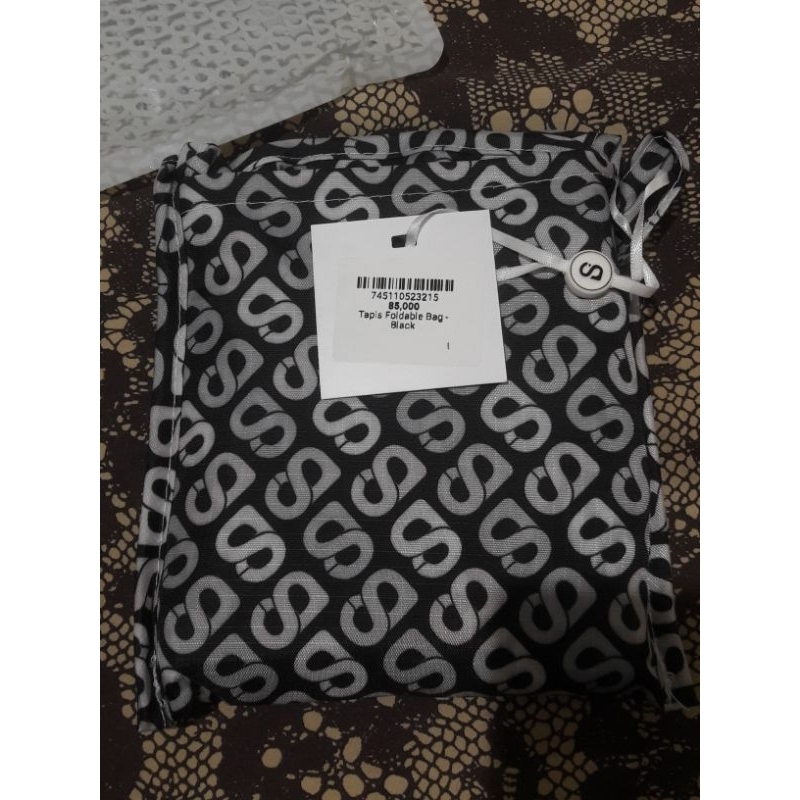 Booked-- Tas foldable motif Tapis Buttonscarves warna hitam