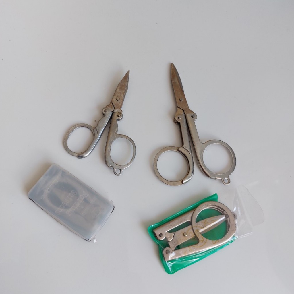 

Gunting Lipat Kecil Tanggung Besar Perak (Silver Folding Scissors) - 1 Buah