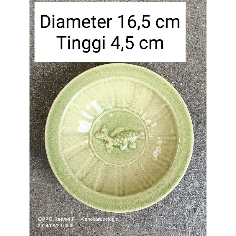 Piring keramik lukis motif ikan timbul hijau celadon untuk dekorasi hiasan dinding