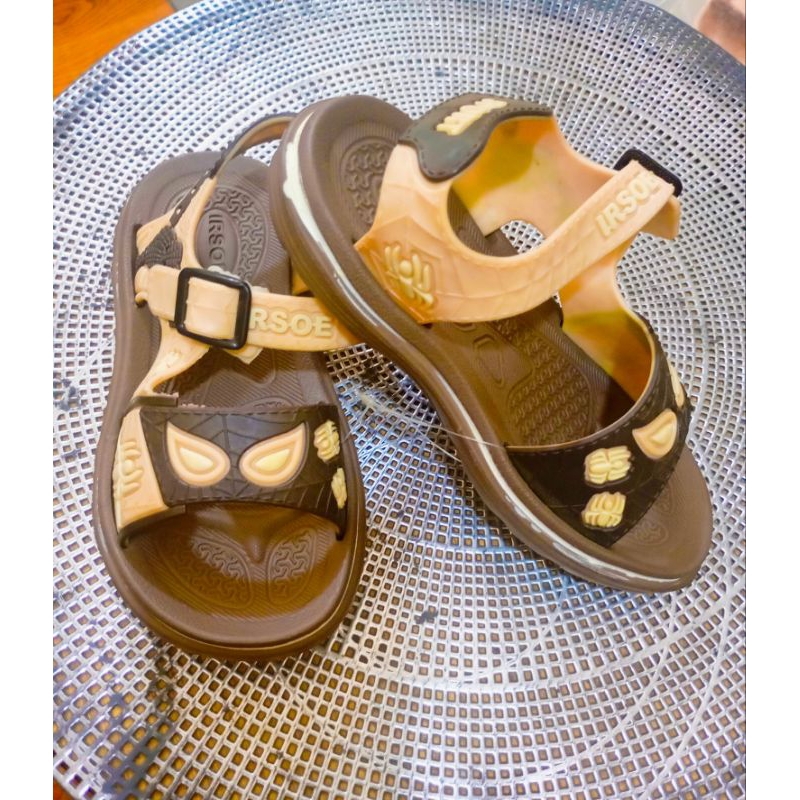 Sendal gunung anak laki-laki