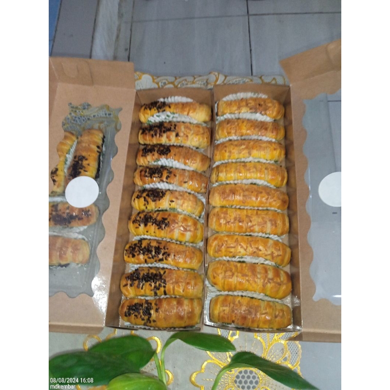 

bolen lilit isi pisang coklat pisang keju