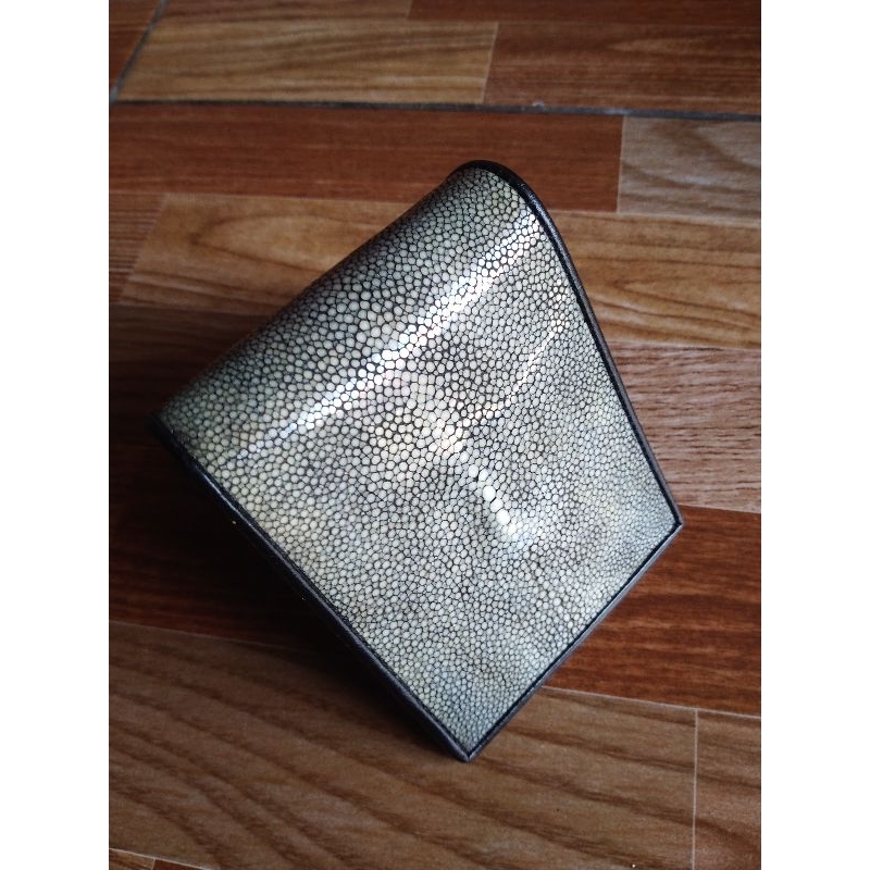 dompet lipat pria kulit ikan pari polis