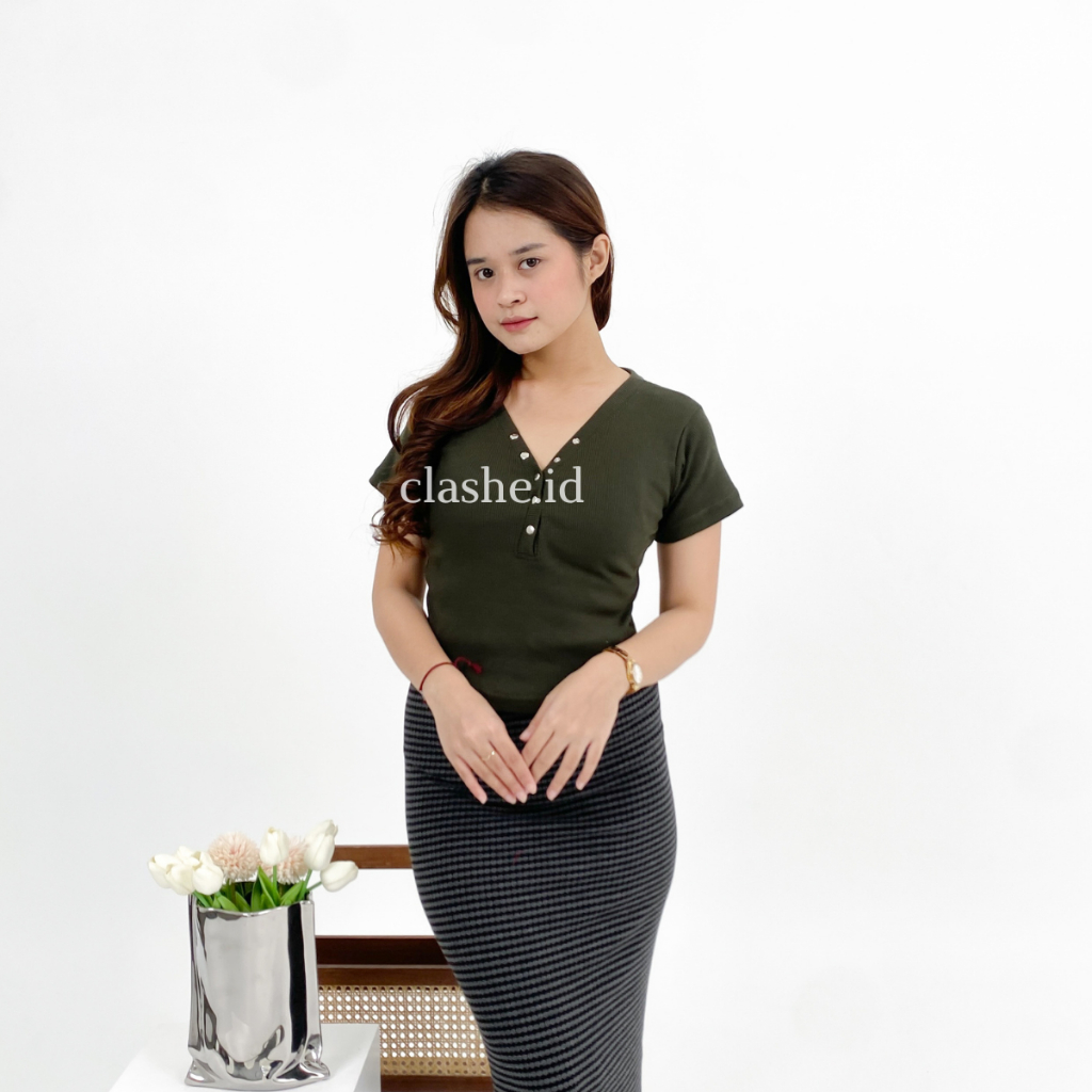 Qierla Crop Top Rib Kancing Basic OOTD by Clashe