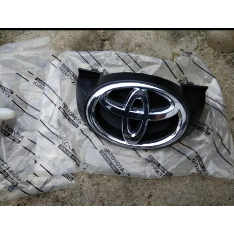 Emblem Grill Grille Logo Toyota Innova 2008 - 2011 Original