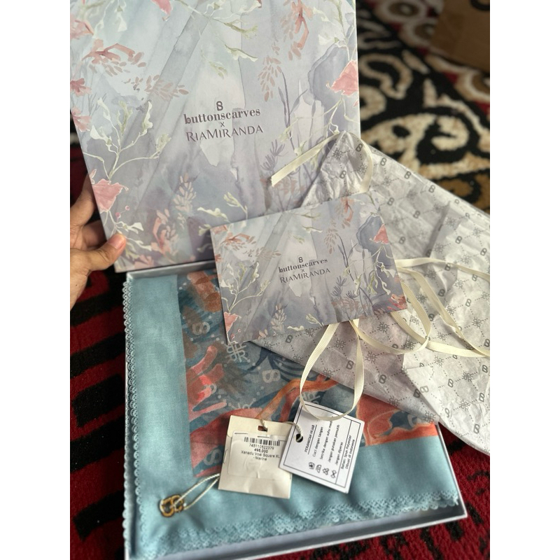 NEW Buttonscarves Series Xandu Voal Square XL - Marine dan Marmalade comes with Box. RARE ITEM