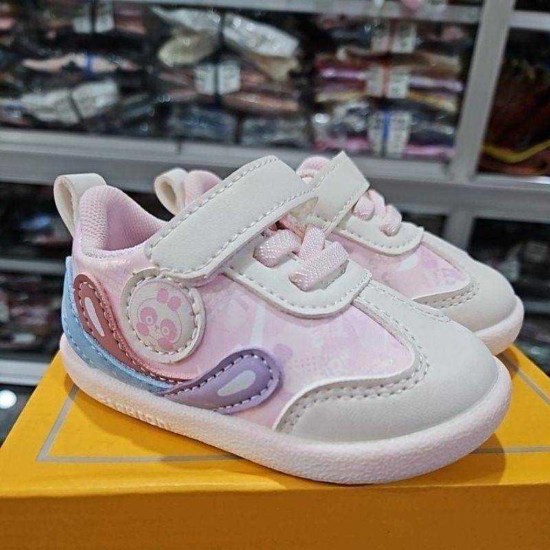 Sepatu anak perempuan terbaru