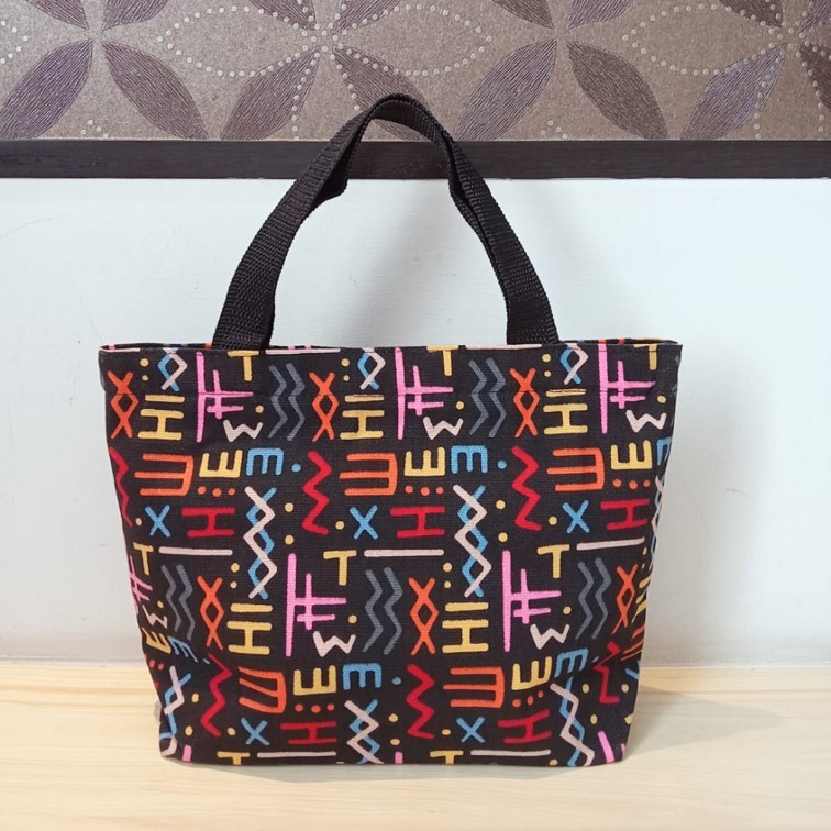 Tas Kanvas Hanbag Kanvas Tas Jinjing Kecil Motif alfabet Hitam. Riens Collections