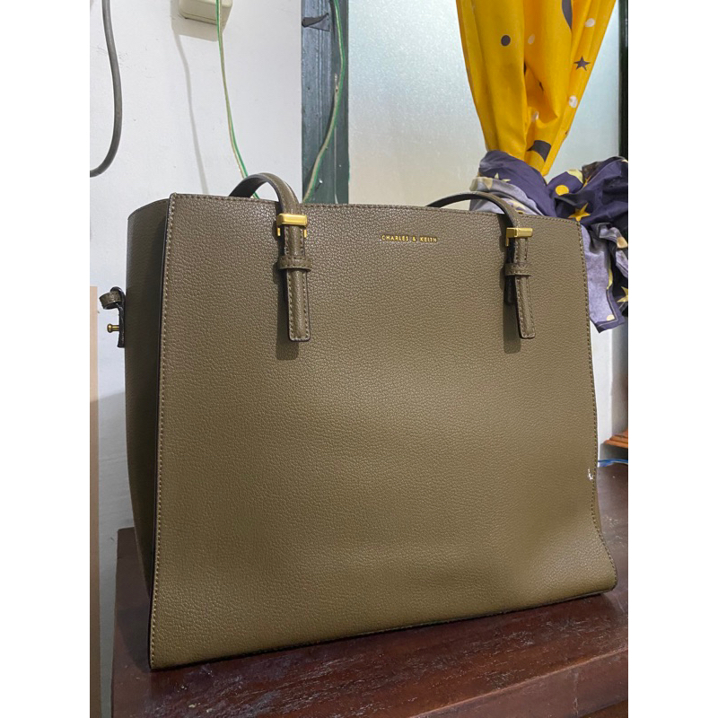 Preloved tas charles and keith