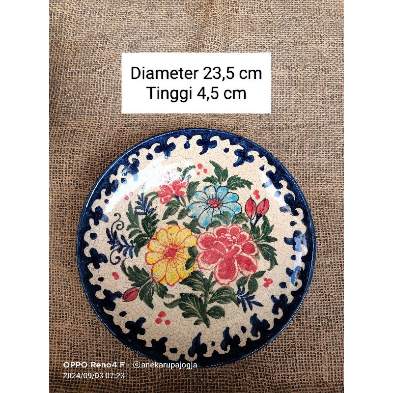 Piring keramik lukis motif bunga untuk dekorasi hiasan dinding sudah di pasang kawat untuk menggantu