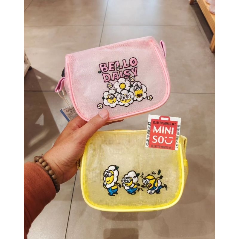 MINISO 🆕 Mesh Cosmetic Bag / Tas Kosmetik Bordir DAISY MINIONS Collection (sz.17x8cm) Pink / Yellow