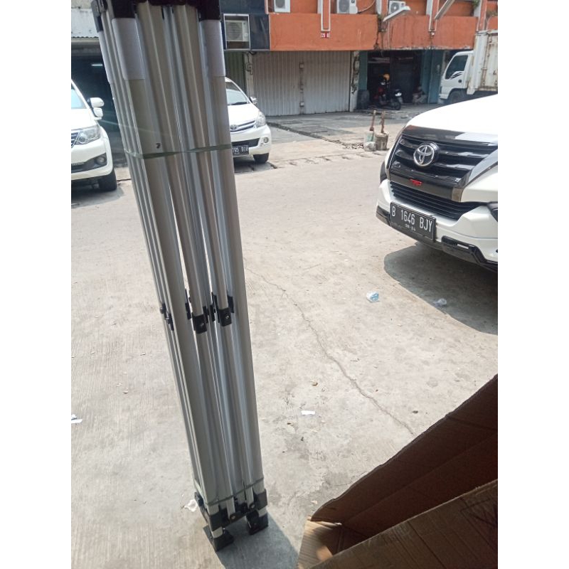 rangka tenda lipat ukuran  3x3 rangka putih ketebalan besi  1,2mm sangat bagus dan berkualitas terja