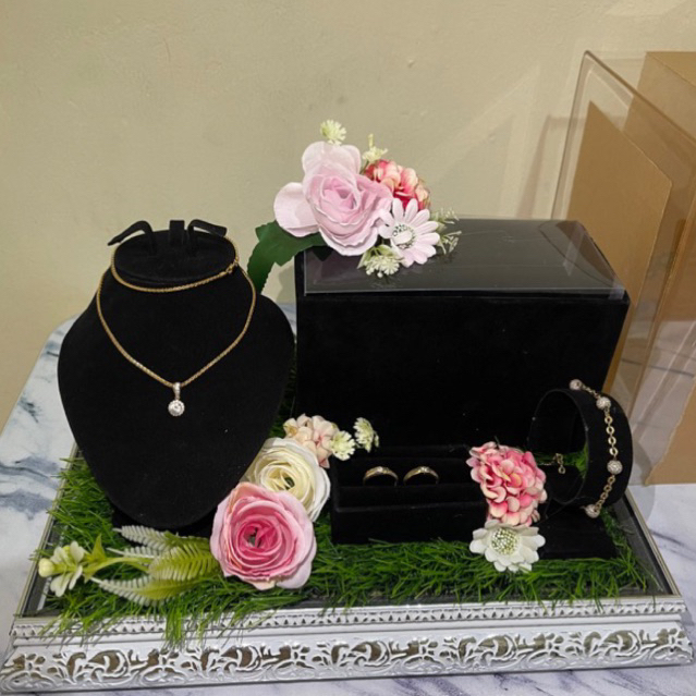 kotak perhiasan lengkap cincin gelang kalung dan tempat uang hantaran seserahan