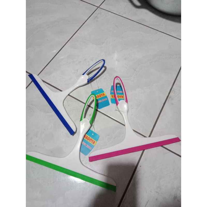 fiper air, seleber kaca. dorongan air. pembersih kaca