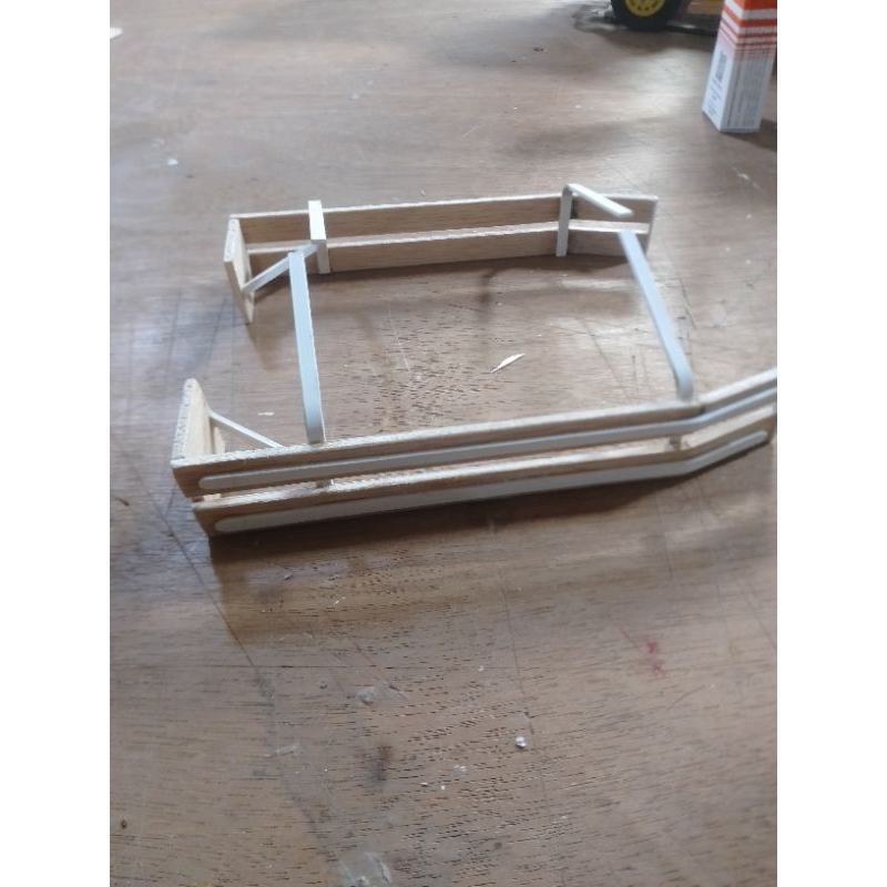 chasis 12 dan pengaman samping model HEREX truk miniatur ukuran 15 cm