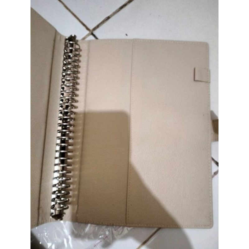 

Binder B5