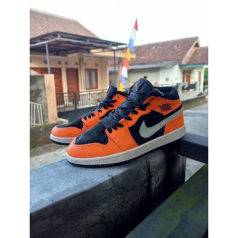Air Jordan 1 Retro Mid 'Orange Black' sepatu sneakers second preloved bekas
