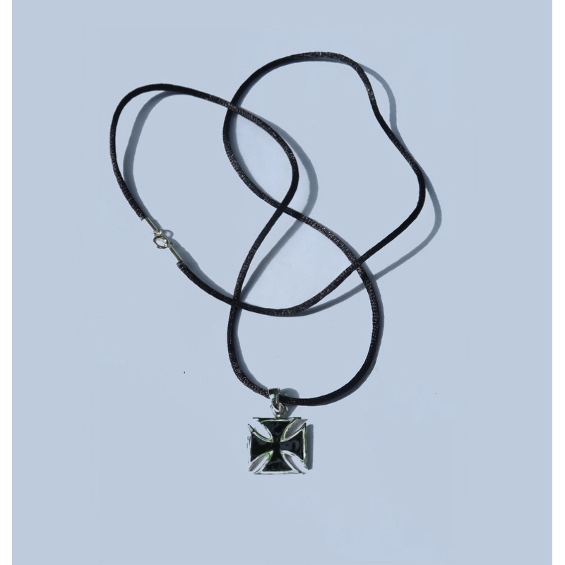 kalung independent dengan tali hitam yang kuat dan awet