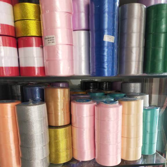

STOCK MASIH BANYAK Pita Satin 4cm pita satin warna besar per roll