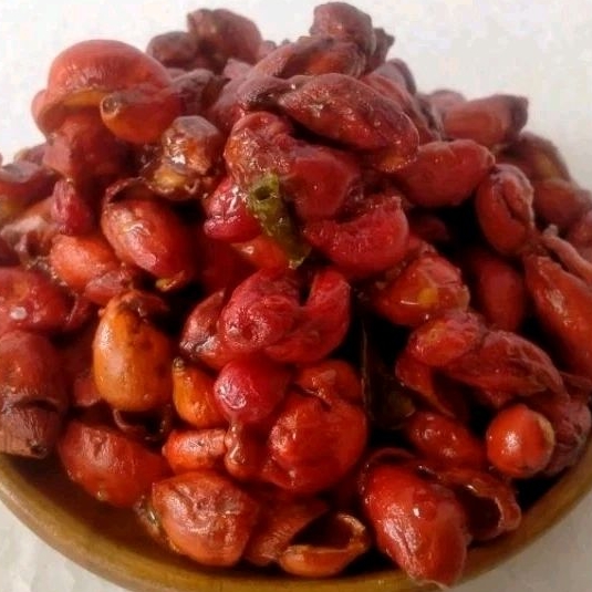 

keripik kulit melinjo renyah rasa pedas manis siap disantap