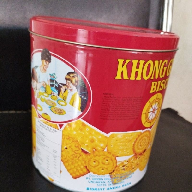 

kaleng bekas khong guan biscuits 650 gr hanya kaleng saja tanpa isi biskuit cookies kondisi bagus good condition 650gr bundar bulat isi biskuit wadah tempat